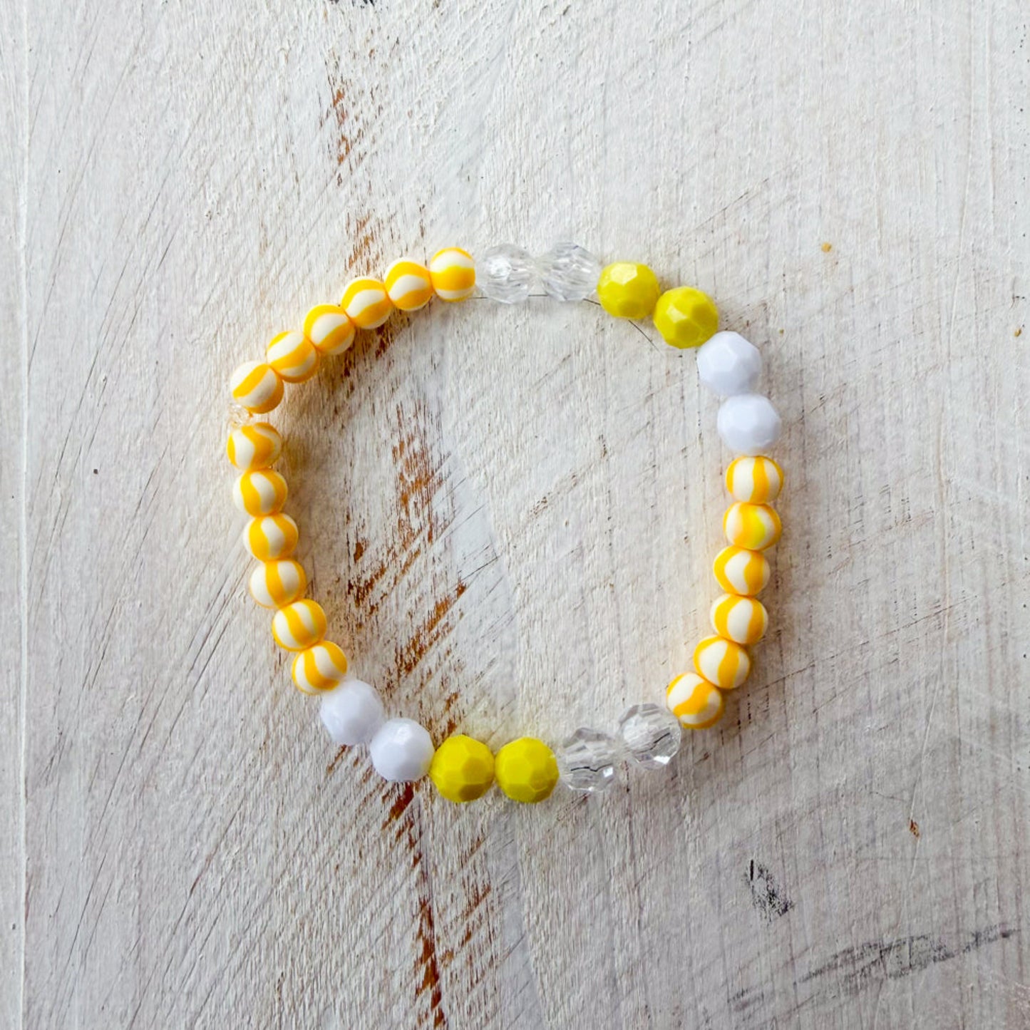 Beaded bracelet with yellow and white beads